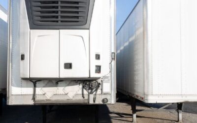 Navigating the Decision Between Reefer vs Dry Van Trailers